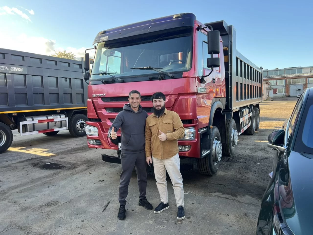 Клиенты Truck Market перед красным HOWO