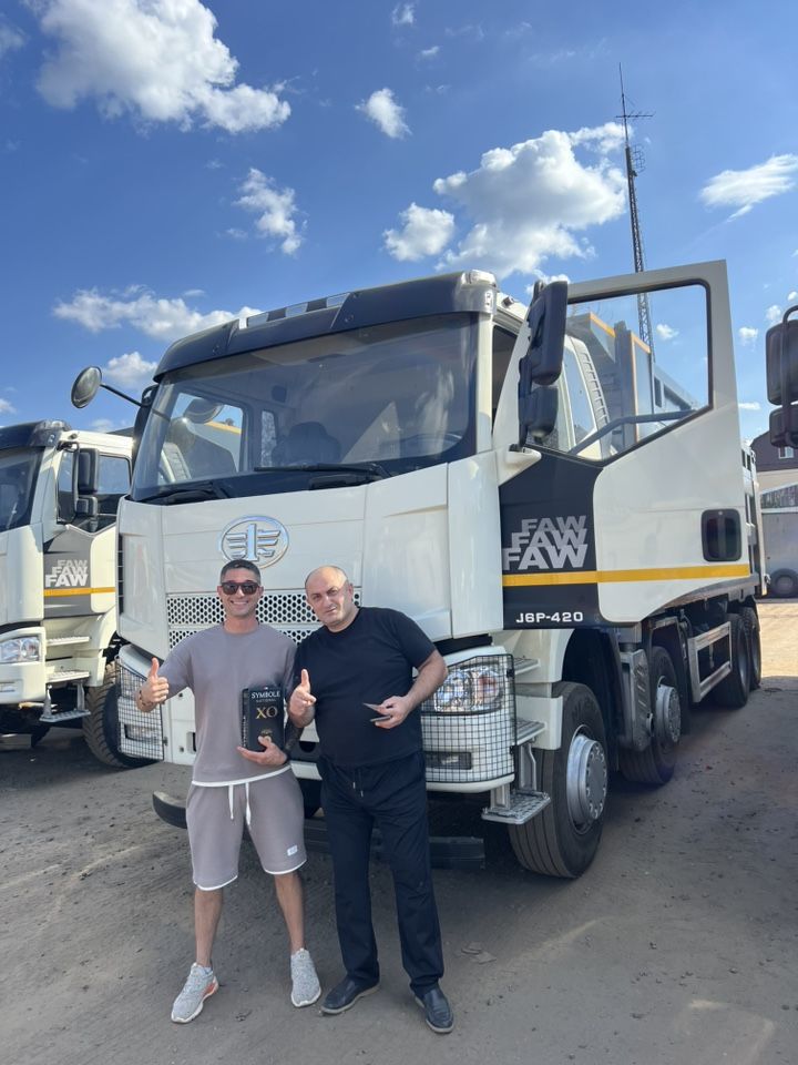 Клиенты Truck Market с подарком перед FAW J6P-420