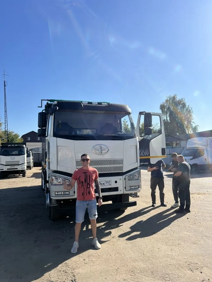 Клиент Truck Market перед FAW J6P-420 на солнце