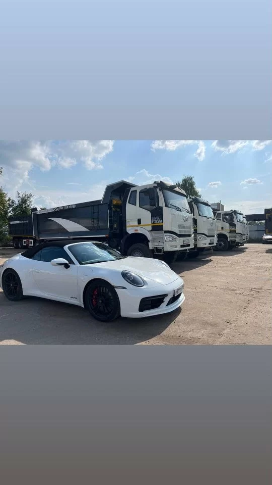 Парк техники Truck Market с Porsche на переднем плане
