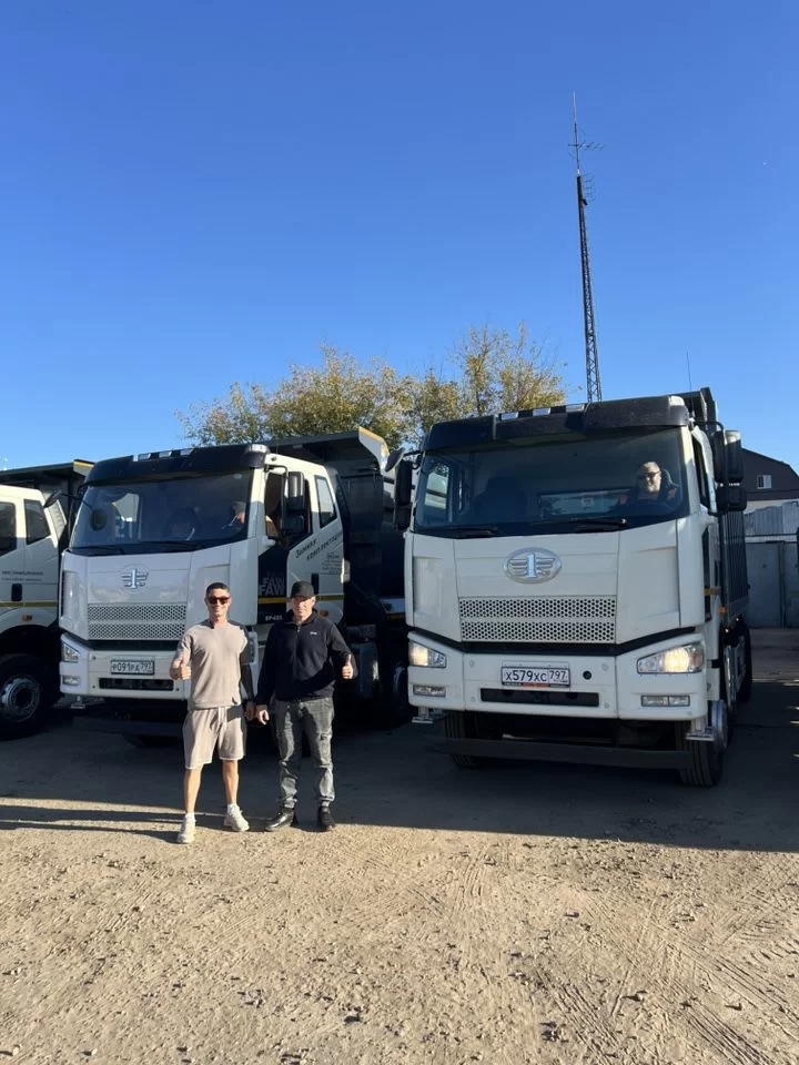Клиенты Truck Market перед двумя белыми FAW
