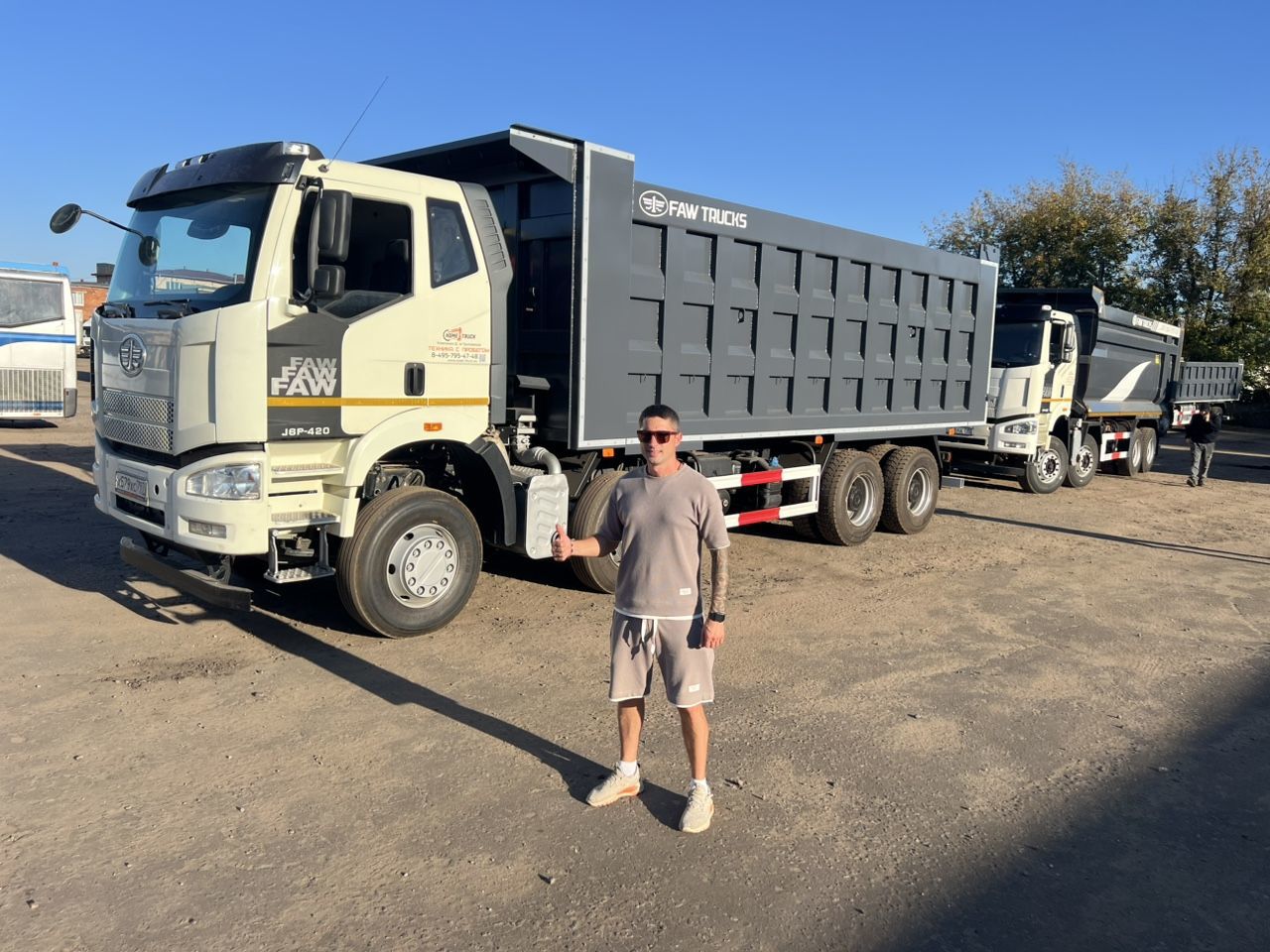 Клиент Truck Market перед FAW J6P-420 с серым кузовом