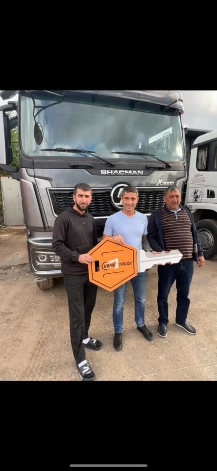 Клиенты Truck Market с ключом перед SHACMAN