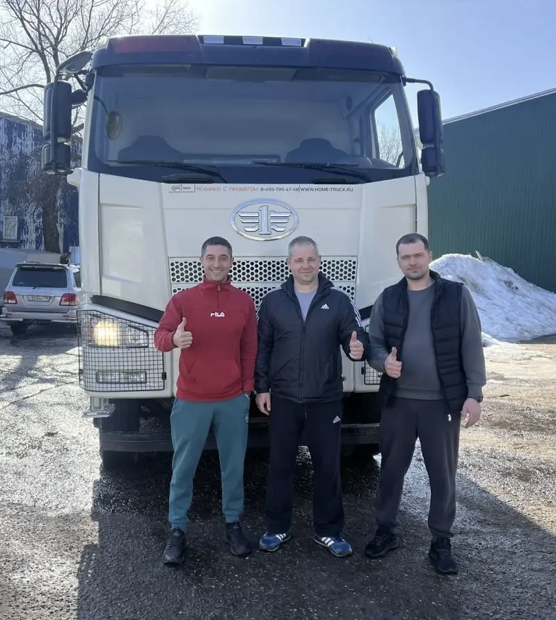 Клиенты Truck Market перед белым FAW зимой