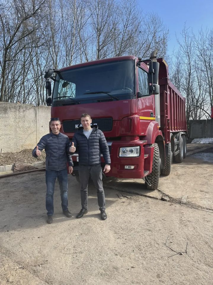 Клиенты Truck Market перед красным КАМАЗ
